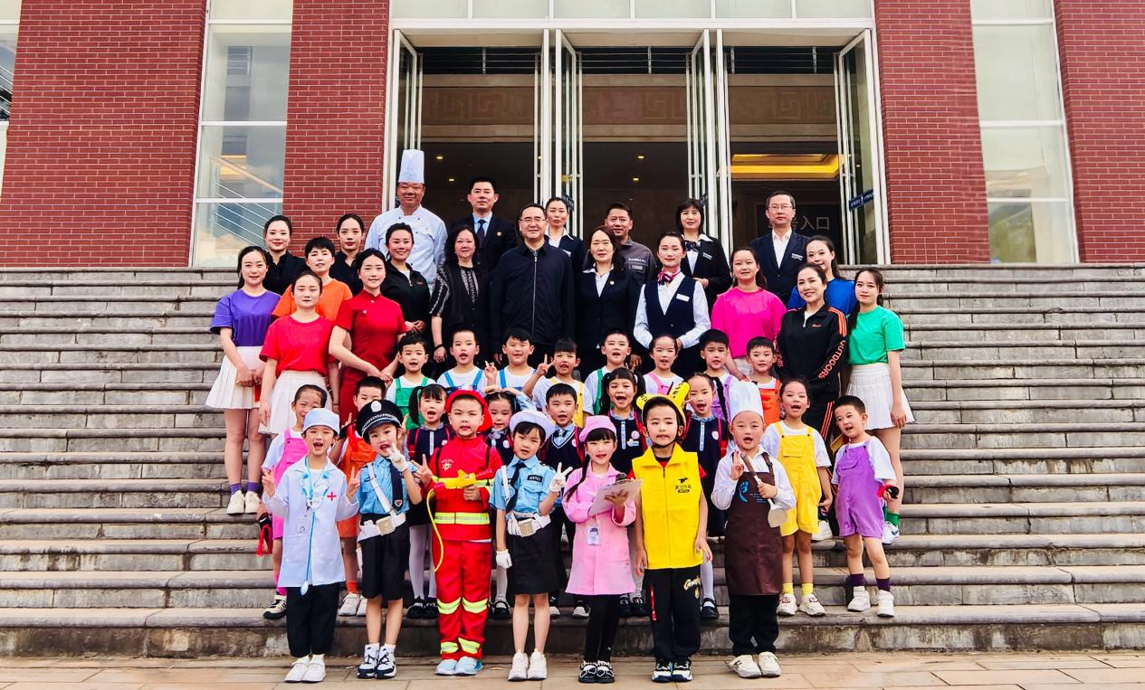 幼儿园（吾悦园区）荣获beat365在线唯一官网2025职业装服饰秀活动最