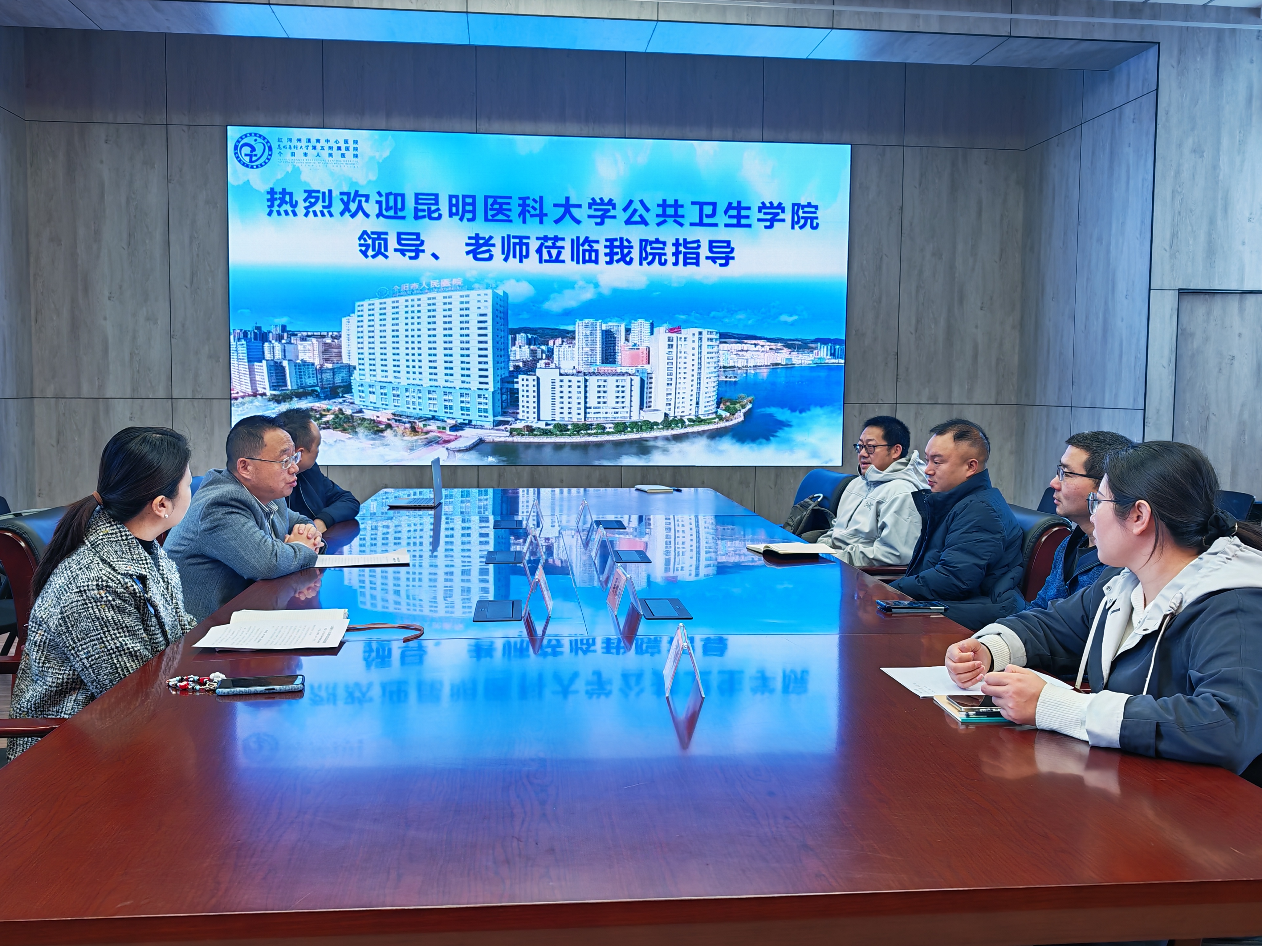 beat365在线唯一官网公共卫生学院走访个旧市人民医院实践教学基地并看望实习学生